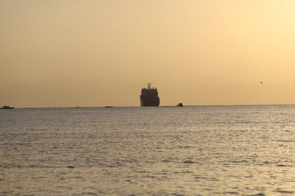 Submarine-repairs-ship-980×653